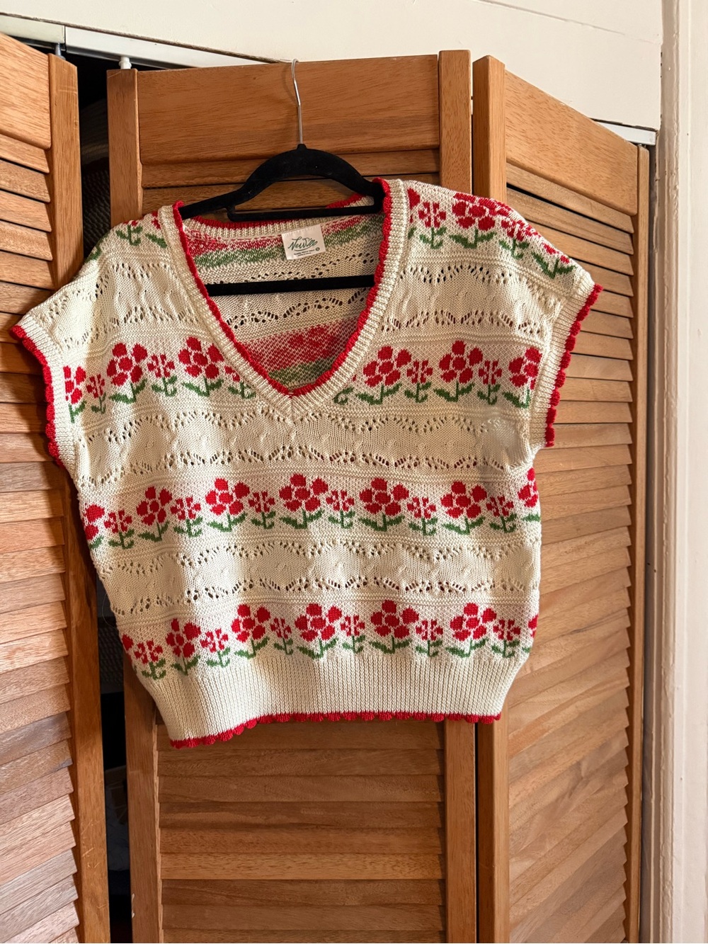 Vintage Floral Knit V-Neck Sweater Vest in Cream and Red
